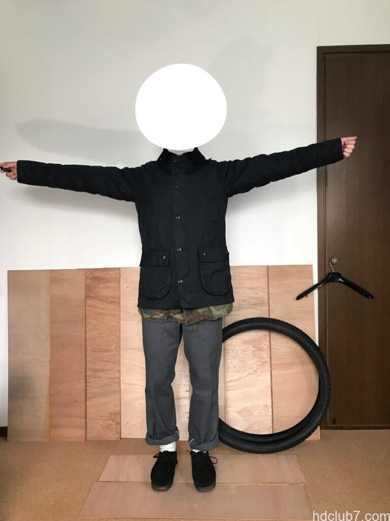 バブアーのビデイルSLのインナーにM65フィールドジャケットを着た人