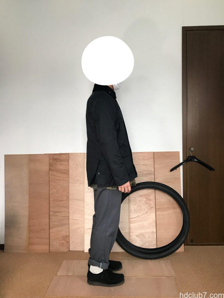 バブアーのビデイルSLのインナーにM65フィールドジャケットを着た人