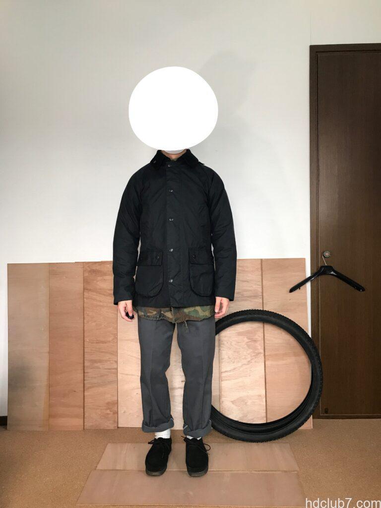 バブアーのビデイルSLのインナーにM65フィールドジャケットを着た人