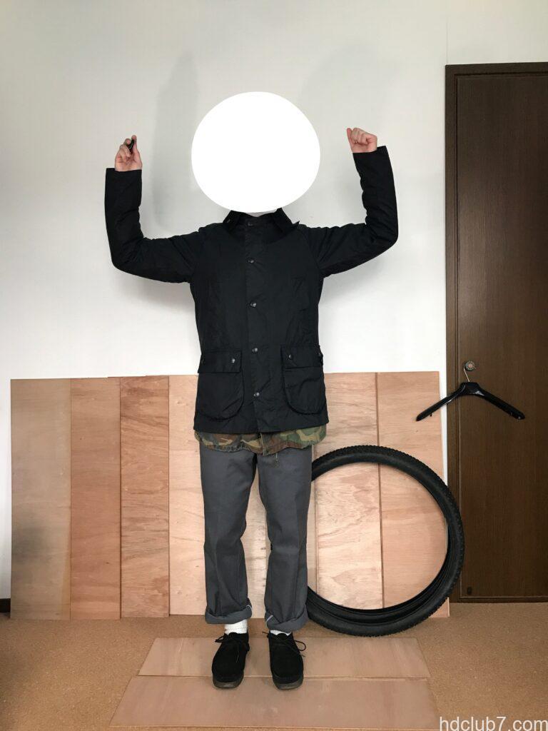 バブアーのビデイルSLのインナーにM65フィールドジャケットを着た人