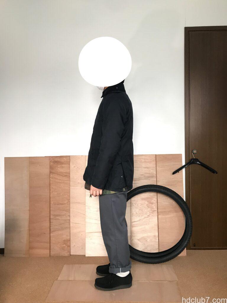 バブアーのビデイルSLのインナーにM65フィールドジャケットを着た人