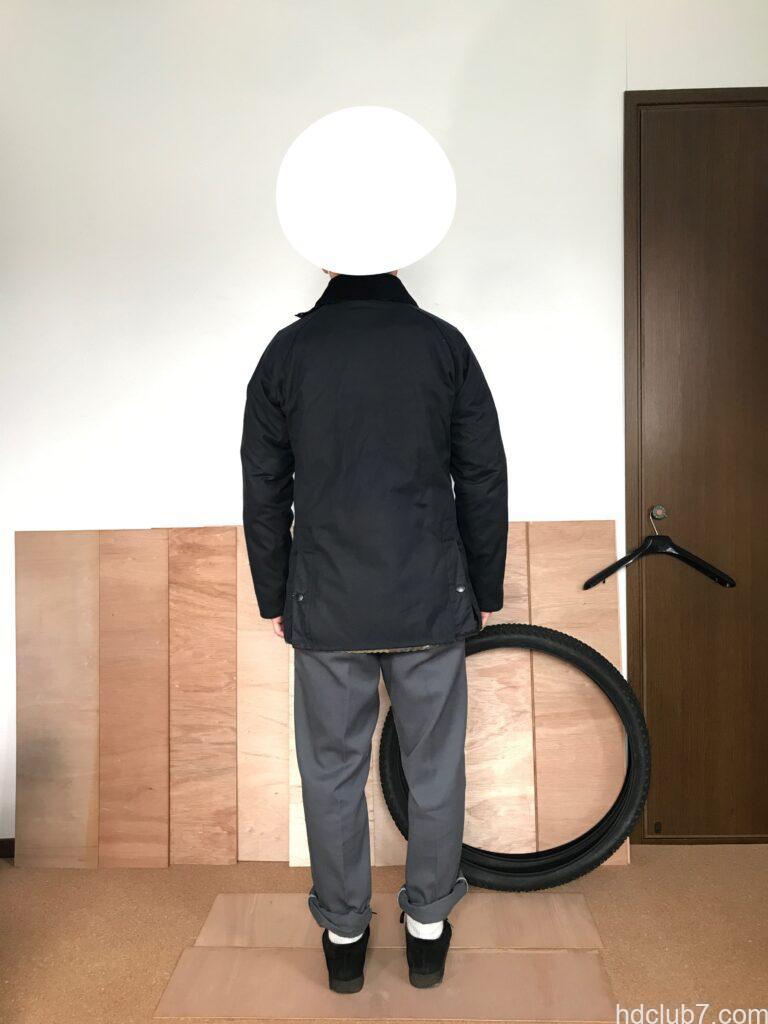 バブアーのビデイルSLのインナーにM65フィールドジャケットを着た人