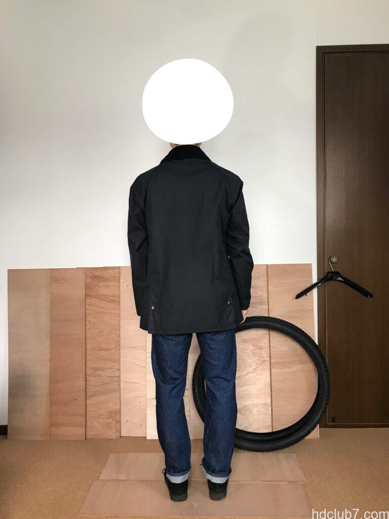 バブアーのビデイルSLとリーバイス501とクラークスのワラビーを着た人