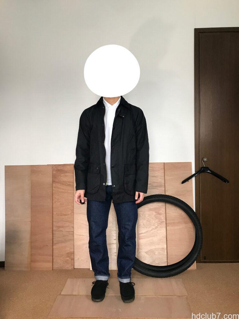 バブアーのビデイルSLとリーバイス501とクラークスのワラビーを着た人