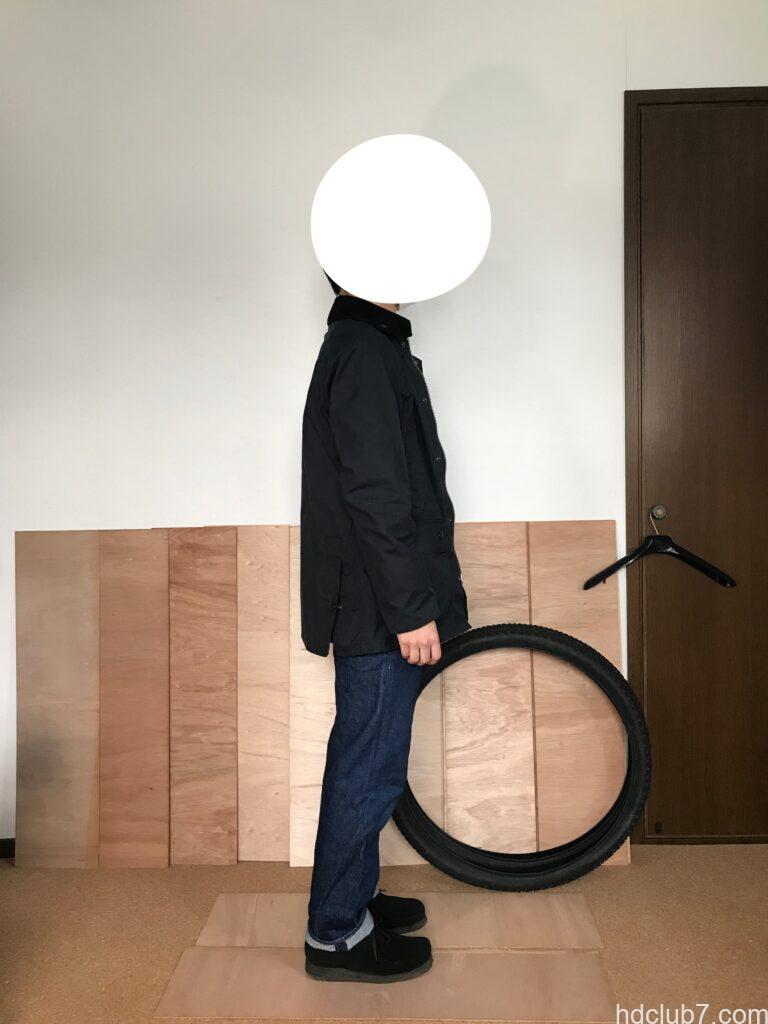 バブアーのビデイルSLとリーバイス501とクラークスのワラビーを着た人