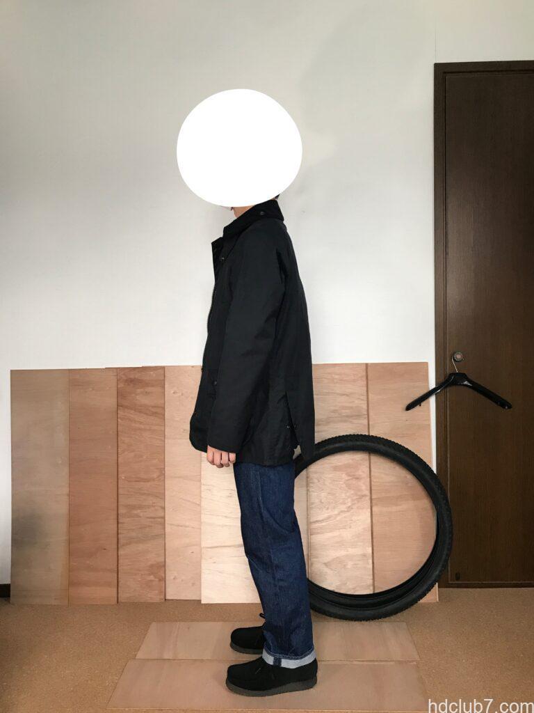 バブアーのビデイルSLとリーバイス501とクラークスのワラビーを着た人