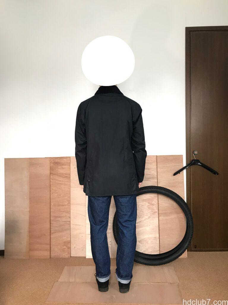 バブアーのビデイルSLとリーバイス501とクラークスのワラビーを着た人