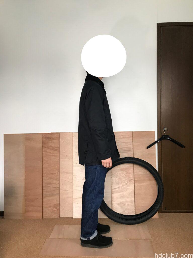 バブアーのビデイルSLとリーバイス501とクラークスのワラビーを着た人