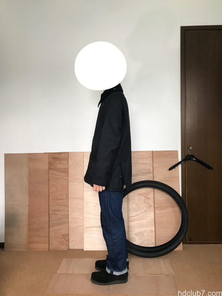 バブアーのビデイルSLとリーバイス501とクラークスのワラビーを着た人