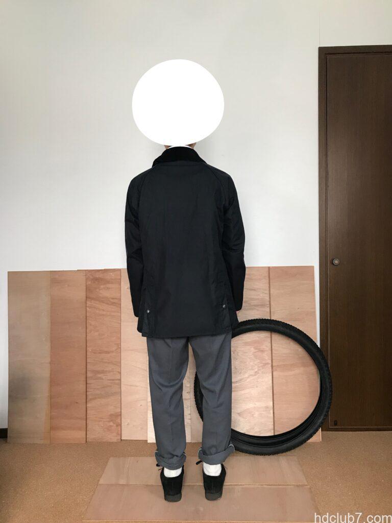 バブアーのビデイルSLとディッキーズ874とクラークスのワラビーを着た人