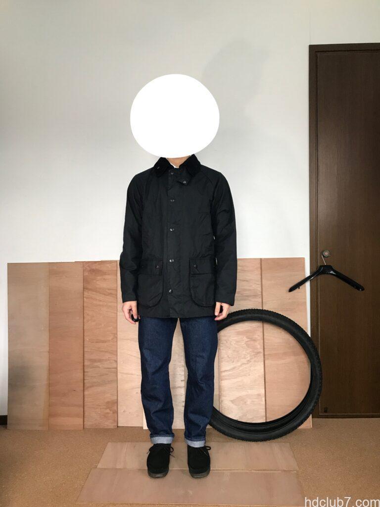 バブアーのビデイルSLとリーバイス501とクラークスのワラビーを着た人