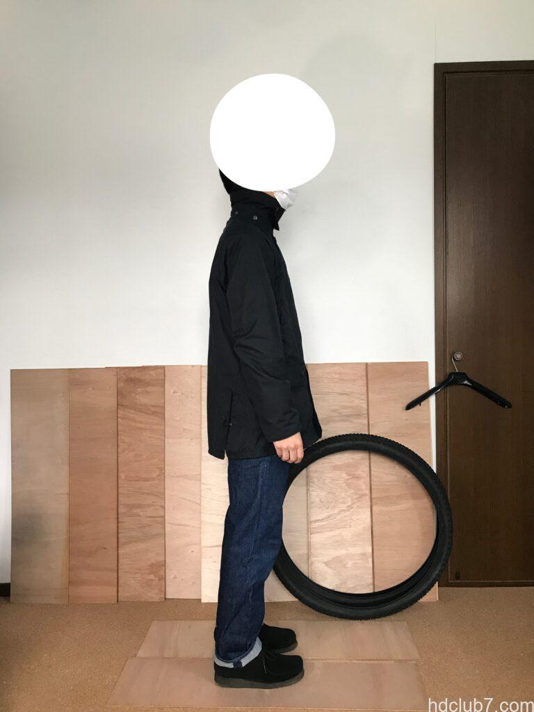 バブアーのビデイルSLとリーバイス501とクラークスのワラビーを着た人