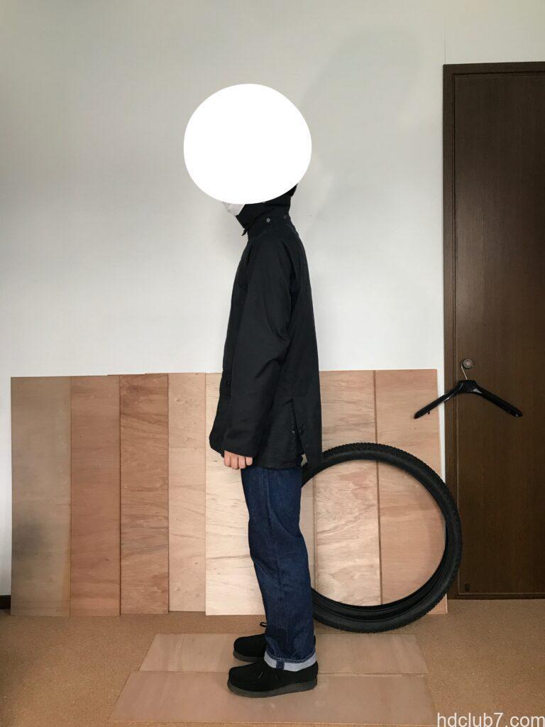 バブアーのビデイルSLとリーバイス501とクラークスのワラビーを着た人