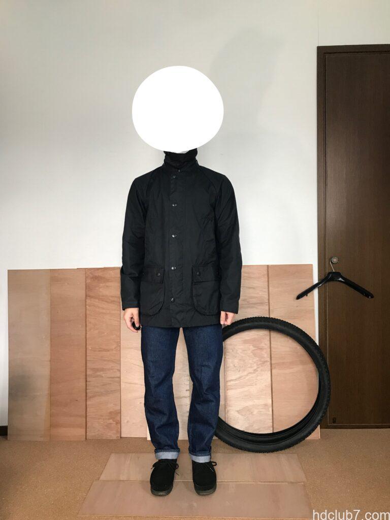 バブアーのビデイルSLとリーバイス501とクラークスのワラビーを着た人