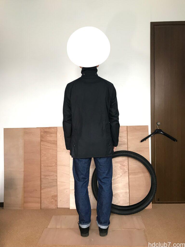 バブアーのビデイルSLとリーバイス501とクラークスのワラビーを着た人