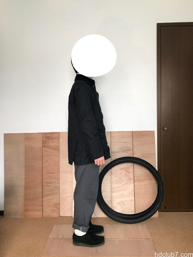 バブアーのビデイルSLとディッキーズ874とクラークスのワラビーを着た人