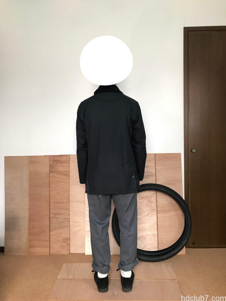 バブアーのビデイルSLとディッキーズ874とクラークスのワラビーを着た人