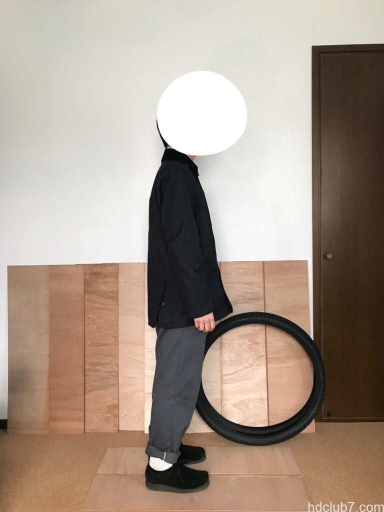 バブアーのビデイルSLとディッキーズ874とクラークスのワラビーを着た人