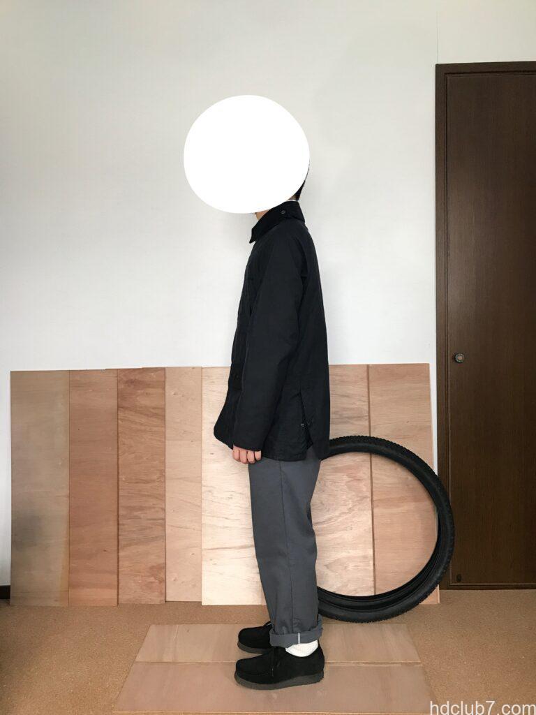 バブアーのビデイルSLとディッキーズ874とクラークスのワラビーを着た人