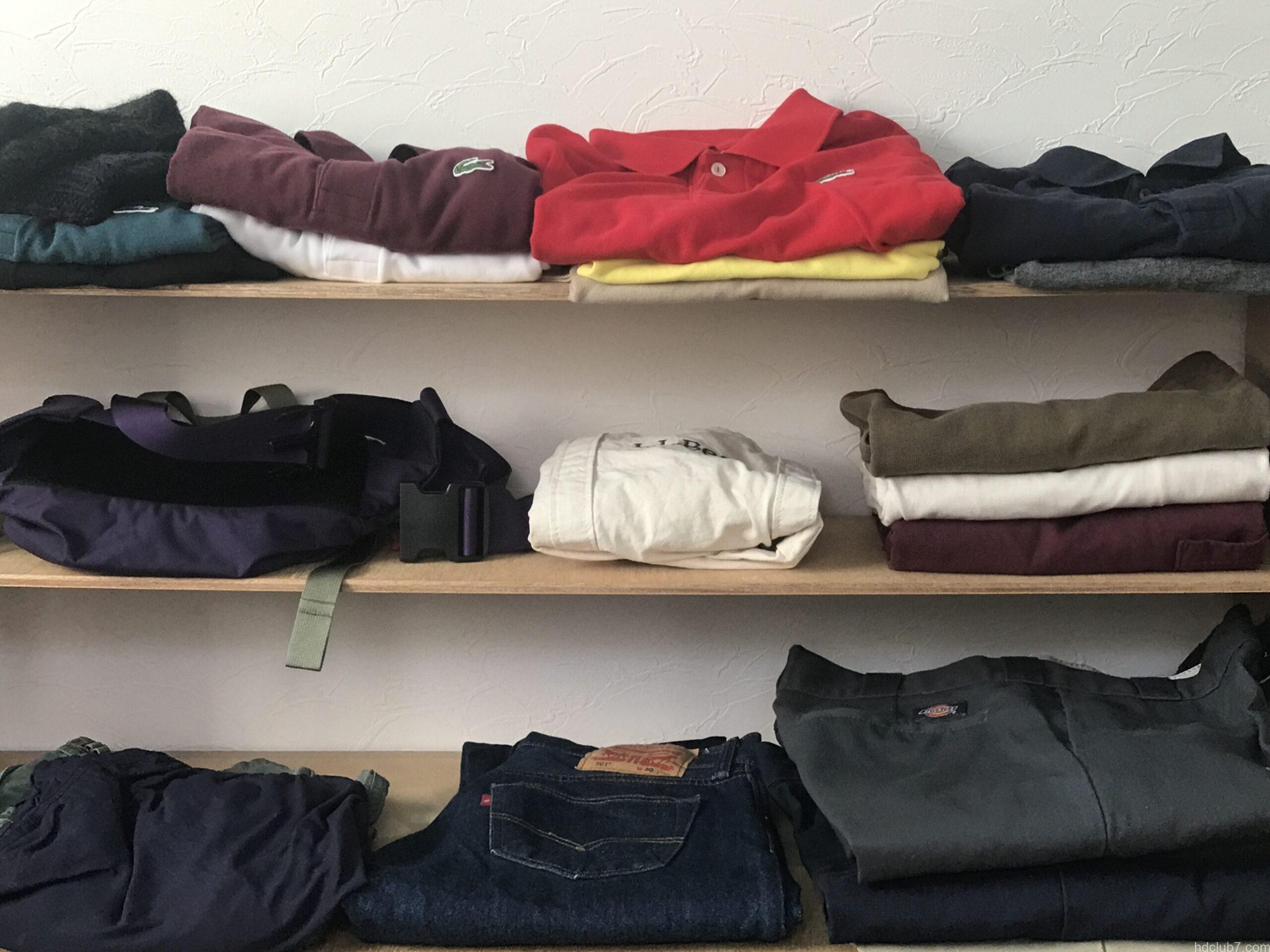 棚に収納された服