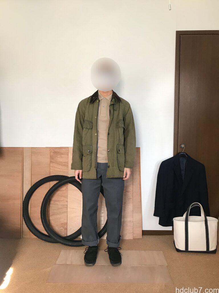 ラコステの長袖ポロシャツL1312にバブアーのビデイルを羽織った人