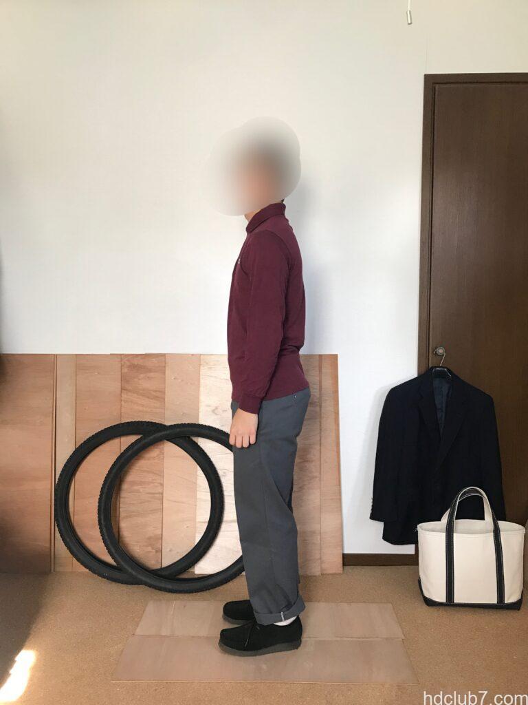 ラコステの長袖ポロシャツL1312とディッキーズの874とクラークスのワラビーを着た人