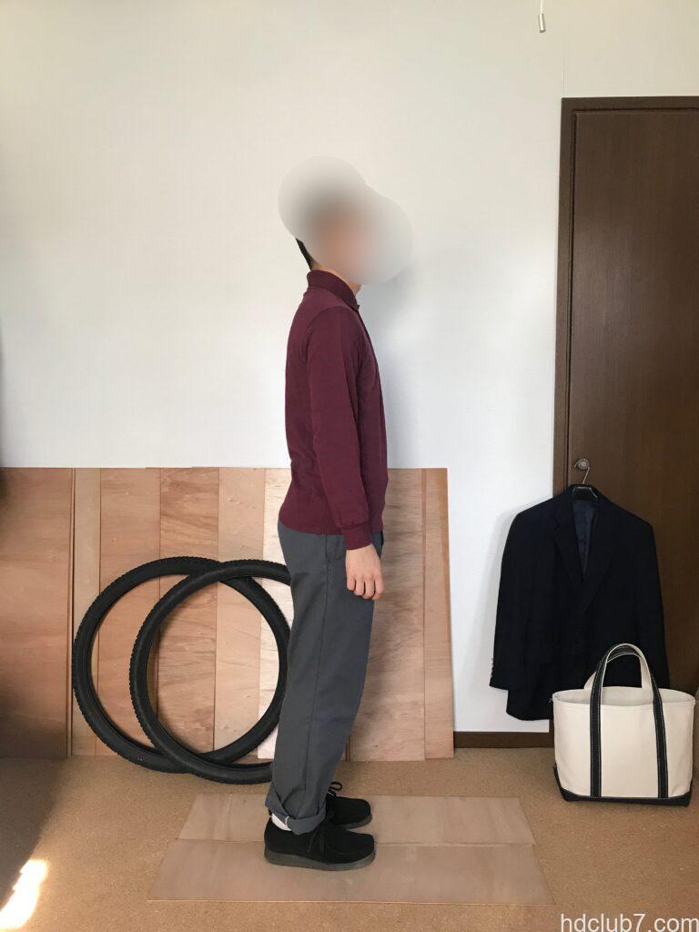 ラコステの長袖ポロシャツL1312とディッキーズの874とクラークスのワラビーを着た人