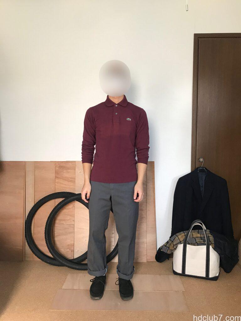 ラコステの長袖ポロシャツL1312とディッキーズの874とクラークスのワラビーを着た人