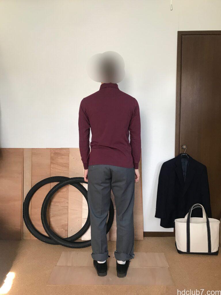 ラコステの長袖ポロシャツL1312とディッキーズの874とクラークスのワラビーを着た人