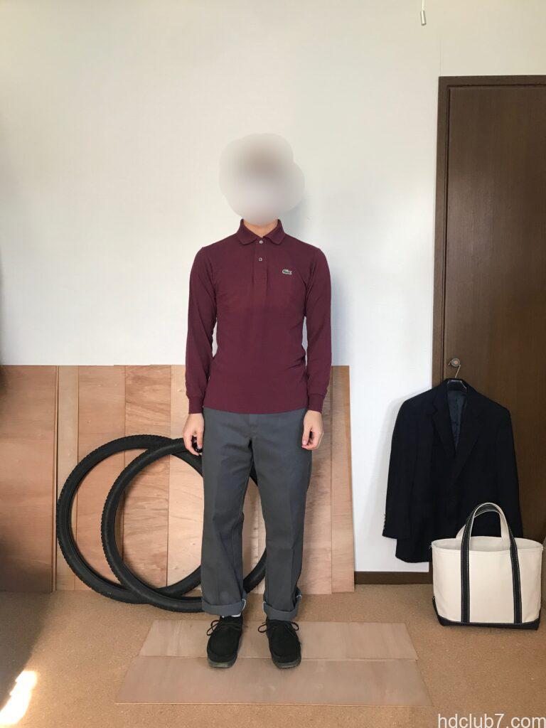 ラコステの長袖ポロシャツL1312とディッキーズの874とクラークスのワラビーを着た人