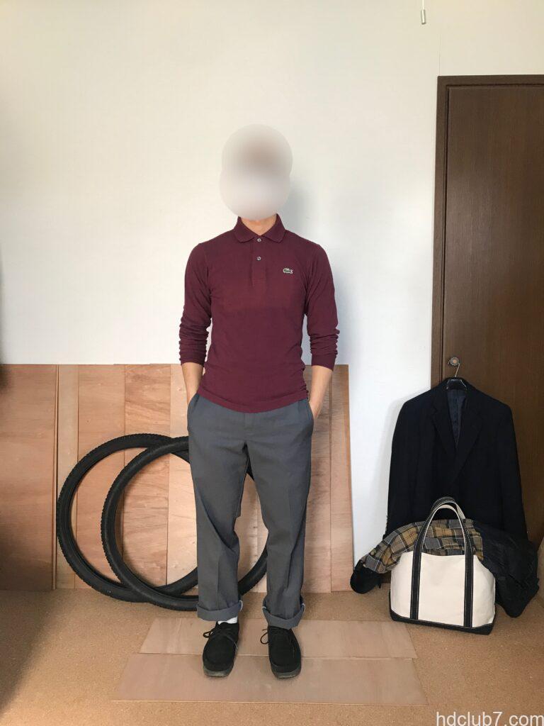 ラコステの長袖ポロシャツL1312とディッキーズの874とクラークスのワラビーを着た人