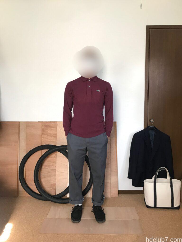 ラコステの長袖ポロシャツL1312とディッキーズの874とクラークスのワラビーを着た人
