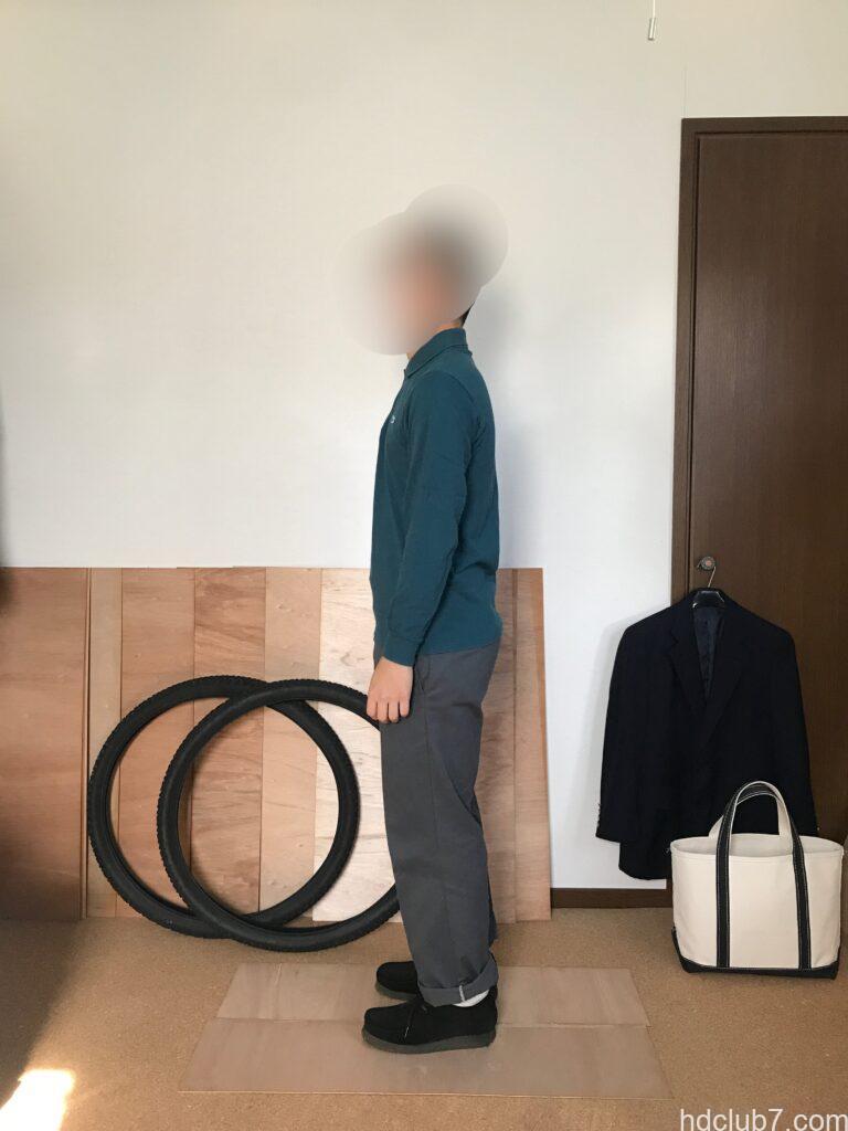 ラコステの長袖ポロシャツL1312とディッキーズの874とクラークスのワラビーを着た人