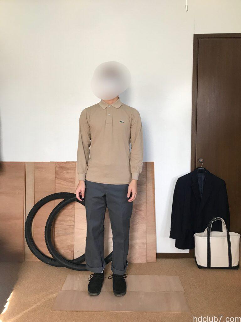 ラコステの長袖ポロシャツL1312とディッキーズの874とクラークスのワラビーを着た人