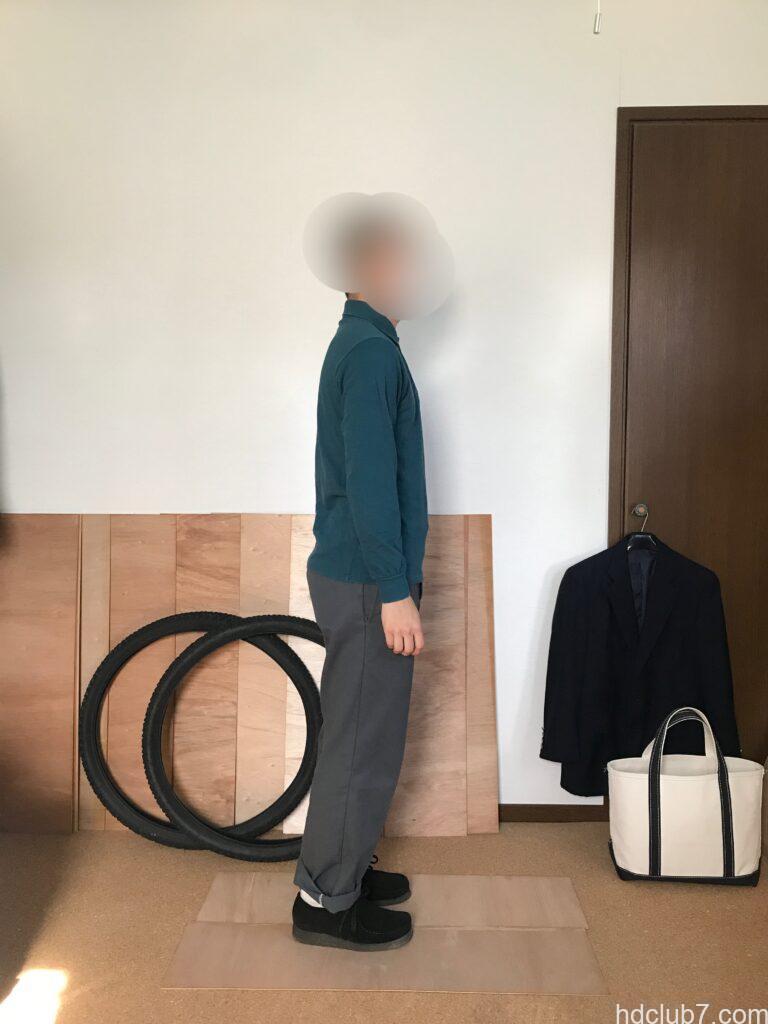 ラコステの長袖ポロシャツL1312とディッキーズの874とクラークスのワラビーを着た人