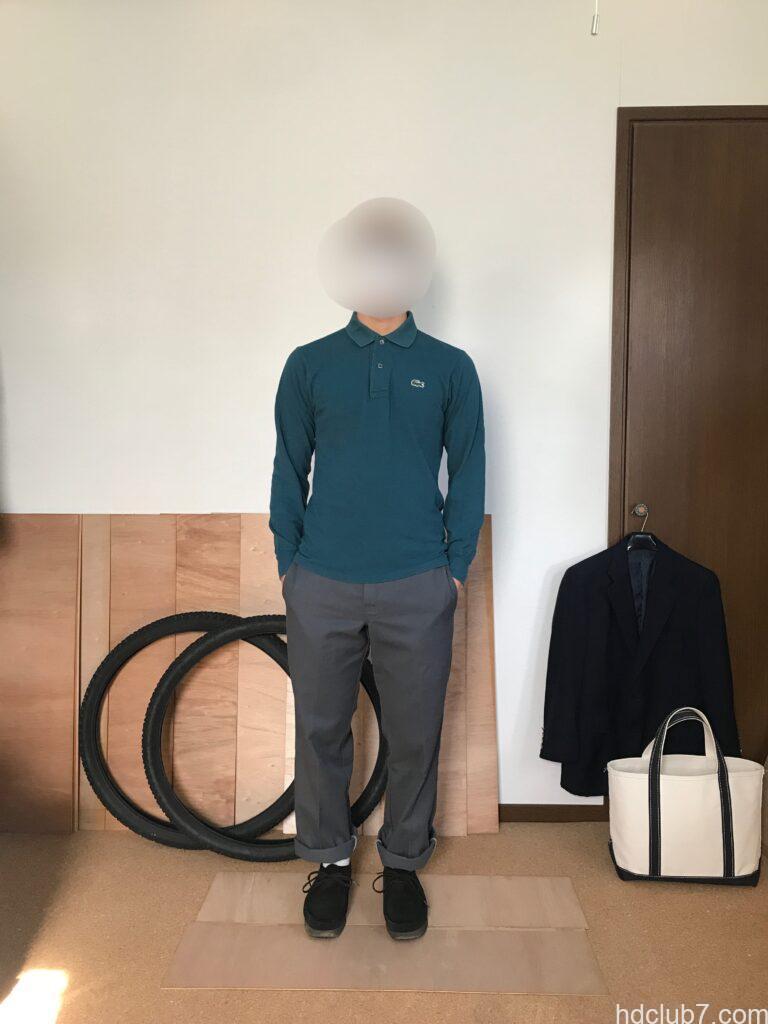 ラコステの長袖ポロシャツL1312とディッキーズの874とクラークスのワラビーを着た人