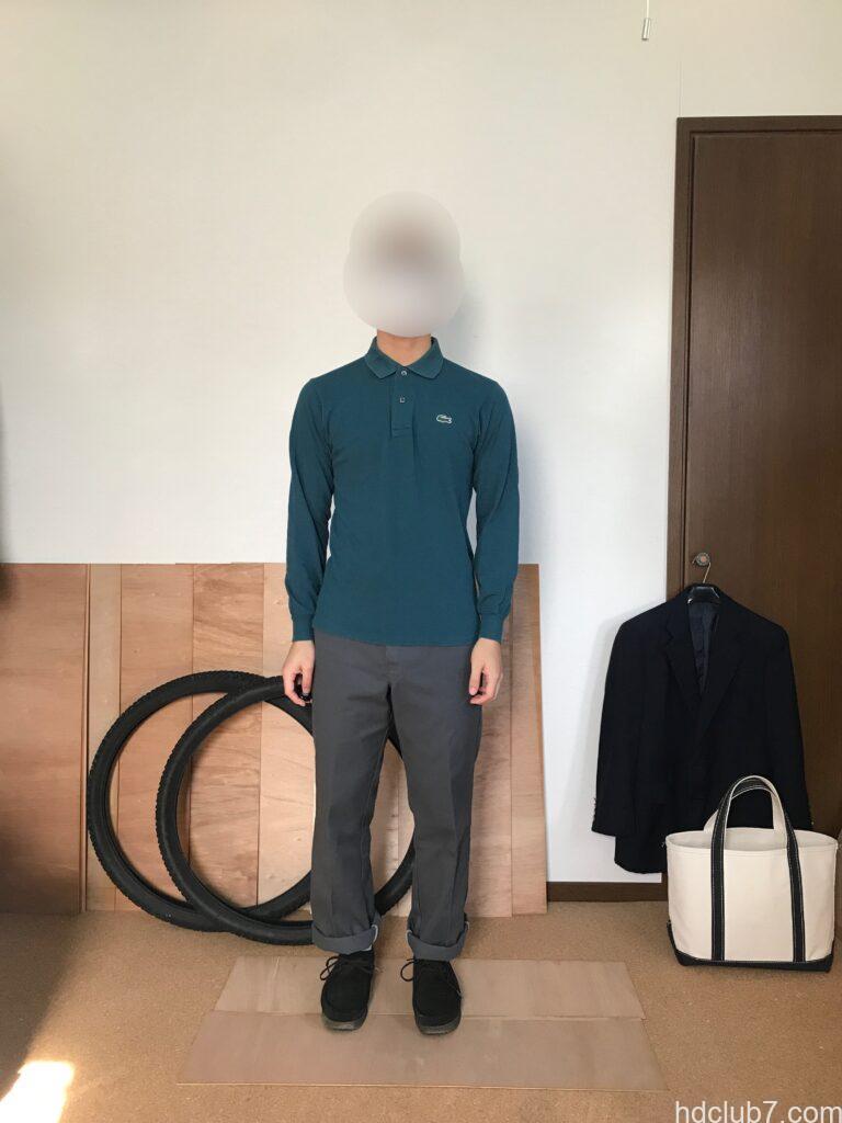 ラコステの長袖ポロシャツL1312とディッキーズの874とクラークスのワラビーを着た人
