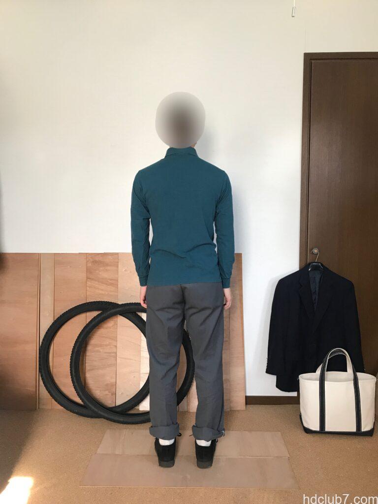 ラコステの長袖ポロシャツL1312とディッキーズの874とクラークスのワラビーを着た人