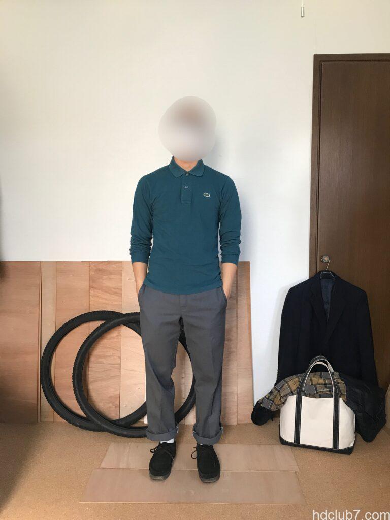 ラコステの長袖ポロシャツL1312とディッキーズの874とクラークスのワラビーを着た人