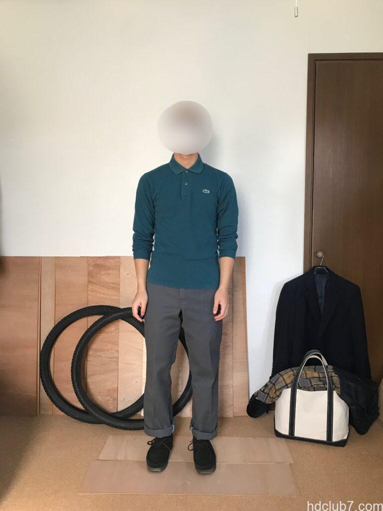 ラコステの長袖ポロシャツL1312とディッキーズの874とクラークスのワラビーを着た人