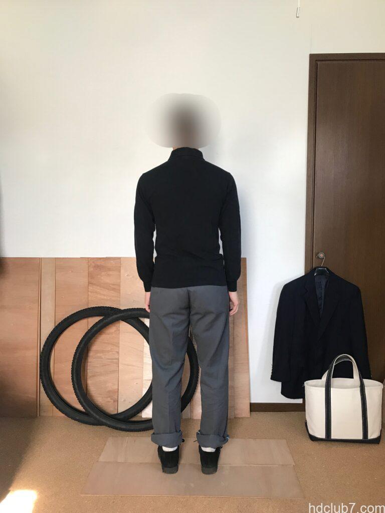 ラコステの長袖ポロシャツL1312とディッキーズの874とクラークスのワラビーを着た人