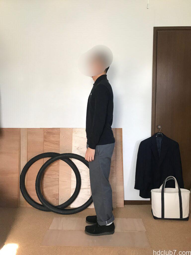 ラコステの長袖ポロシャツL1312とディッキーズの874とクラークスのワラビーを着た人