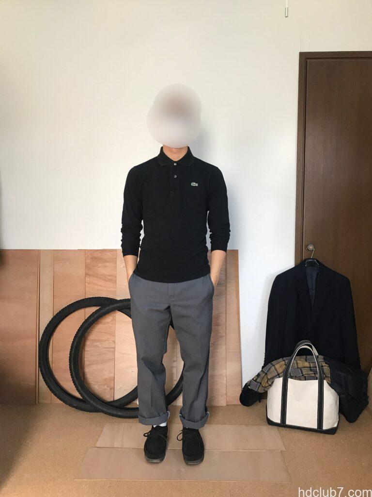 ラコステの長袖ポロシャツL1312とディッキーズの874とクラークスのワラビーを着た人