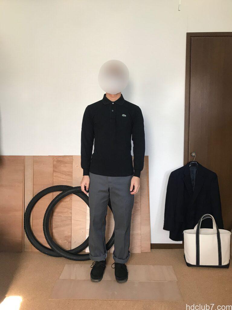 ラコステの長袖ポロシャツL1312とディッキーズの874とクラークスのワラビーを着た人