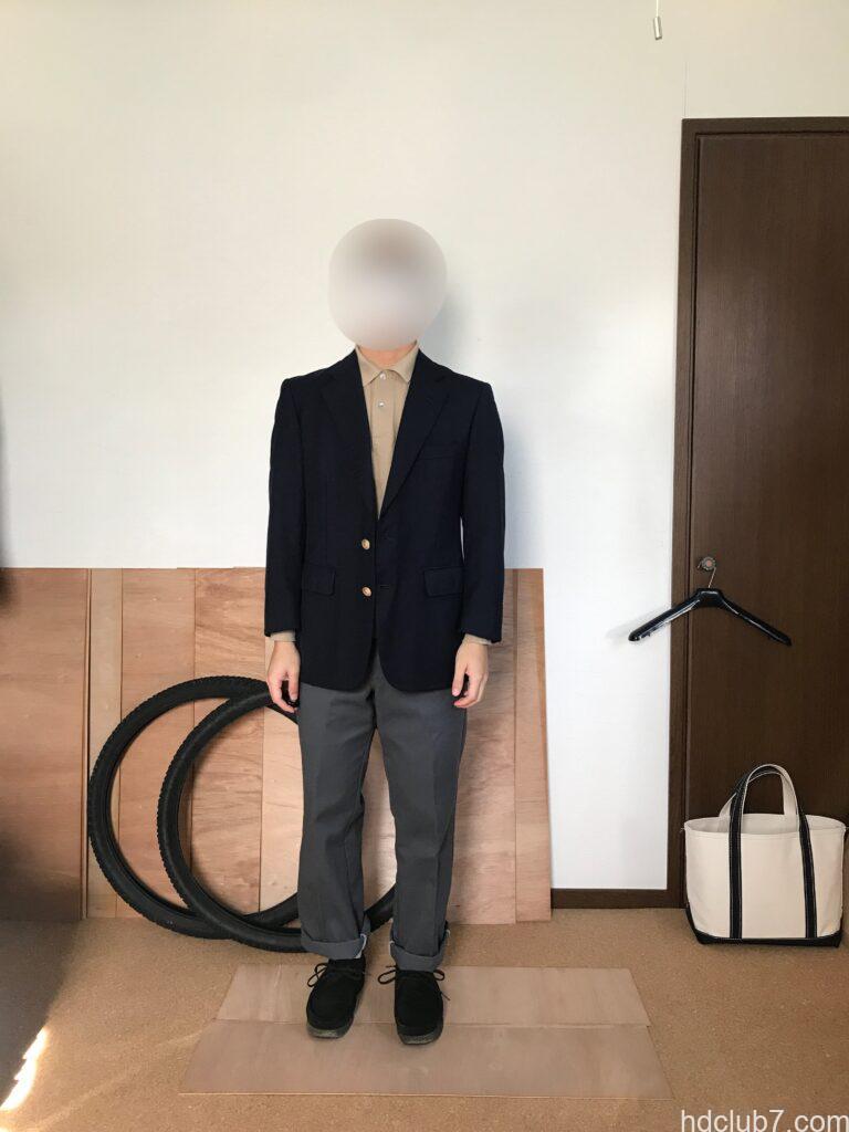 ラコステの長袖ポロシャツL1312に紺ブレを羽織った人