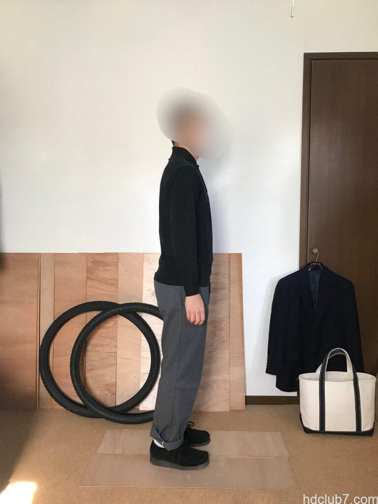 ラコステの長袖ポロシャツL1312とディッキーズの874とクラークスのワラビーを着た人