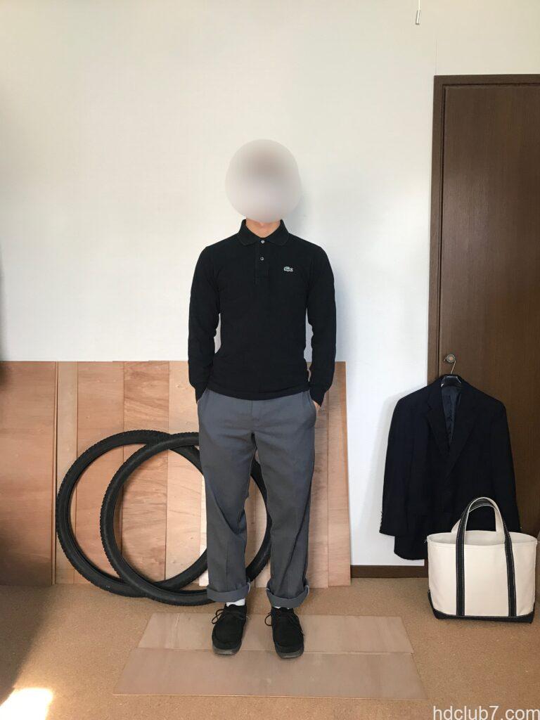 ラコステの長袖ポロシャツL1312とディッキーズの874とクラークスのワラビーを着た人
