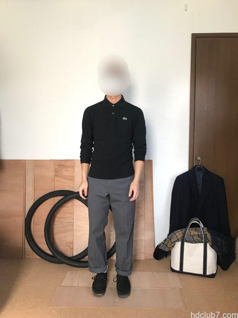 ラコステの長袖ポロシャツL1312とディッキーズの874とクラークスのワラビーを着た人