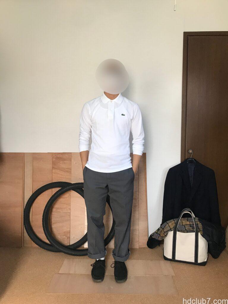 ラコステの長袖ポロシャツL1312とディッキーズの874とクラークスのワラビーを着た人