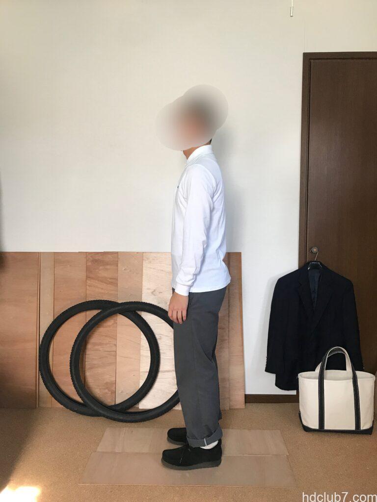 ラコステの長袖ポロシャツL1312とディッキーズの874とクラークスのワラビーを着た人